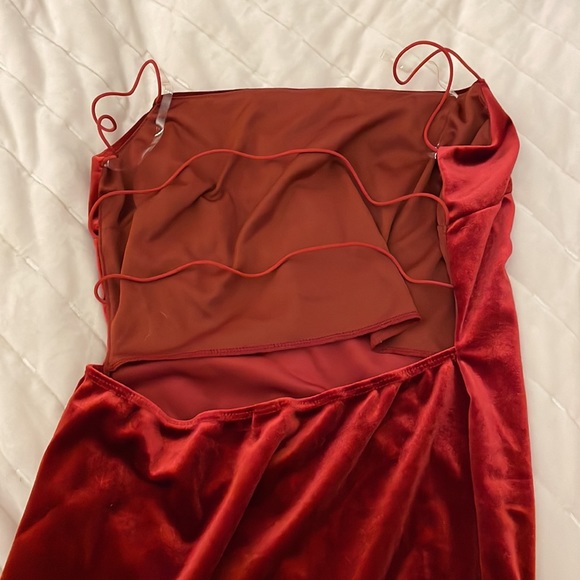 💛Windsor Red Velvet Backless Dress - Picture 6 of 7